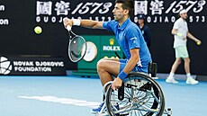Novak Djokovi� si zkou�í tenis na vozíku.