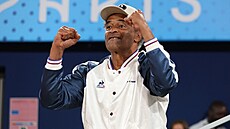 Yannick Noah podporuje svoje sv��ence na paralympijském turnaji v tenise na...