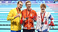 Plavec David Kratochvíl slaví bronzovou medaili v polohovém závod na 200 metr...