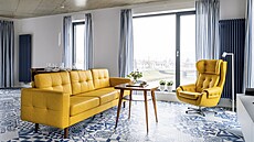 Z oken sahajících od podlahy a� ke stropu je výhled na �eku, která se stala...