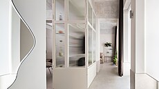 Kovová vitrína s vroubkovaným sklem z chodby zastane funkci �atní sk�ín�, z...