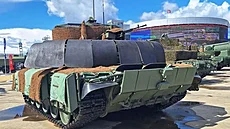 Ruský tank T-72 s p�ídavnou ochranou z gumových roho�í.