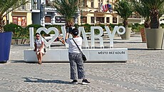 Fotopoint I Love Vary vedle Mlýnské kolonády.