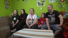 Ve�kerou práci doma zastane Alena. Ji�í se k domácím pracem nemá, prý jsou...