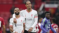 Mohamed Salah s kapitánem Liverpoolu Virgilem van Dijkem po zápase na...