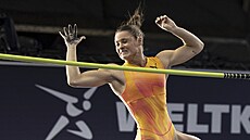 Nina Kennedyová zápolí na cury�ském nádra�í v rámci mítinku Weltklasse.