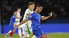 Italský fotbalista Mateo Retegui (vlevo) napadá Williama Salibu z Francie.