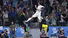 Slovinský fotbalista Benjamin �e�ko slaví gól.