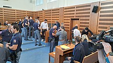 Krajský soud v Hradci Králové projednává pípad 14 cizinc, kteí podle alobce...