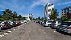 Nedosta�ující parkovi�t� u polikliniky na Slezském P�edm�stí v Hradci Králové...