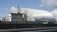 Konstrukce krytu zakrývá vybuchlý reaktor v �ernobylské jaderné elektrárn� na...