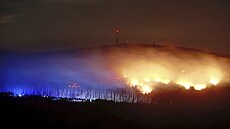 V nmeckém pohoí Harz hoí les. Hasii se ho snaí uhasit i z výky. (6. záí...