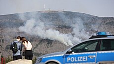 V nmeckém pohoí Harz hoí les. Hasii se ho snaí uhasit i z výky. (7. záí...