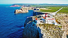 Mys Cabo de São Vicente s pevností a ikonickým majákem.