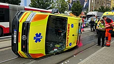 P�i srá�ce osobního auta s houkající sanitkou v Plzni se lehce zranil �ofér...