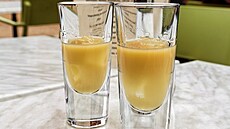 Dv� sklenice pastisu s ledem v restauraci v provensálském Roussillonu