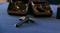 Sluchátka se dodávají dv�, pro ka�dého z obou ú�astník� komunikace jedno