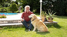 Krom dvounohých obyvatel dm hlídají i dva pejsci a kocour.