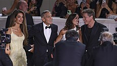 Amal Clooneyová, George Clooney, Ines de Ramonová a Brad Pitt v Benátkách (1....