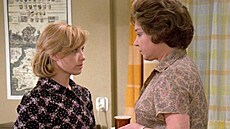 Jana Preissová a Jana Díttová ve filmu Jak vytrhnout velryb stoliku (1977)