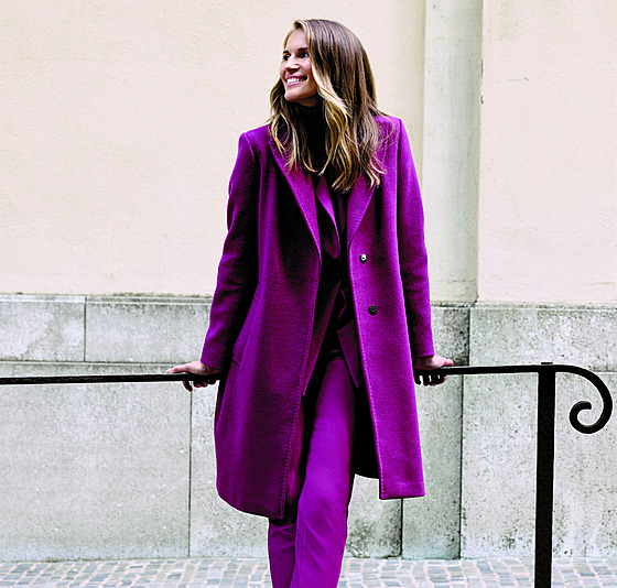 U� i tak nep�ehlédnutelný zavinovací kabát s elegantní siluetou m��ete doplnit...