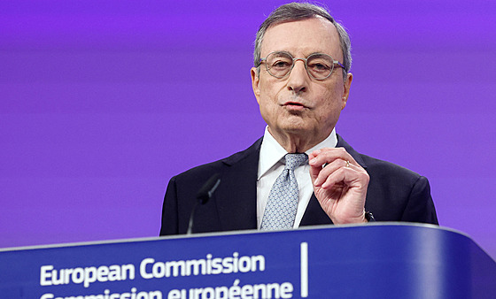 Bývalý éf Evropské centrální banky Mario Draghi pedstavuje svoji analýzu...
