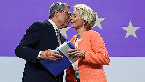 Bývalý éf Evropské centrální banky Mario Draghi a éfka Evropské komise Ursula...