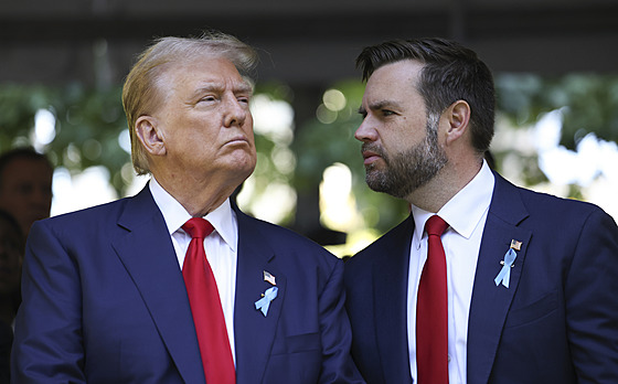 Donald Trump a jeho kandidát na viceprezidenta J. D. Vance na vzpomínkové akci...