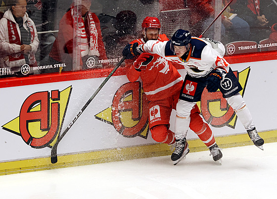 Útoník védského Vaxjö Filip Eriksson se pes tineckého obránce Tomáe...