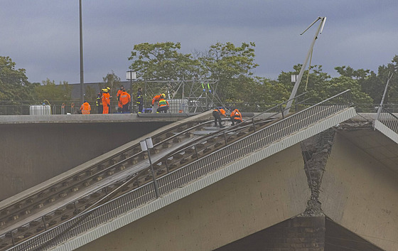 Demoli�ní práce na mostu Carolasbrücke v Drá��anech. (14. zá�í 2024)