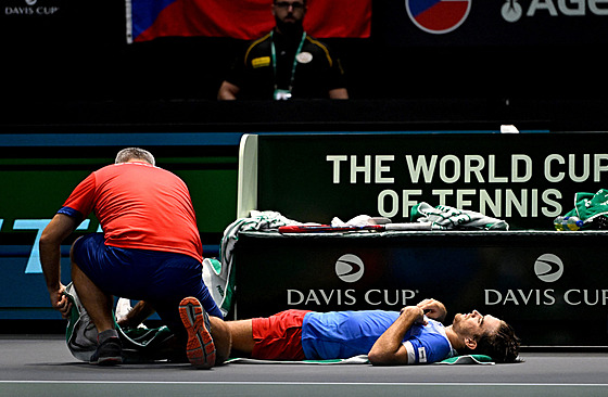 Tomáš Macháč bojuje s křečemi na Davis Cupu ve Valencii.