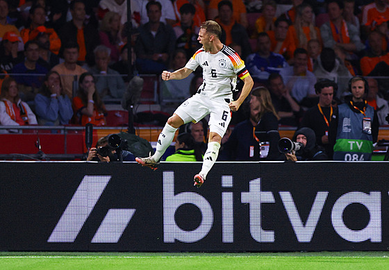 Joshua Kimmich z N�mecka slaví trefu proti Nizozemsku v Lize národ�.