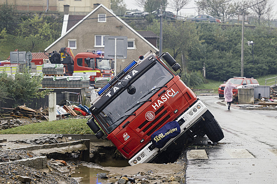 Mikulovice. Hasiské auto se propadlo do vymleté prohlubn. (16. záí 2024)