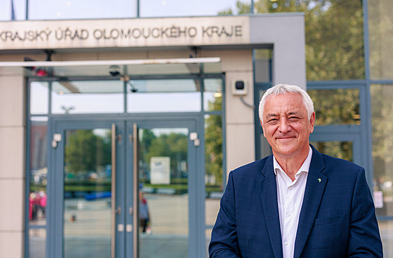 Josef Suchánek, hejtman Olomouckého kraje p�ed sídlem hejtmanství v Olomouci