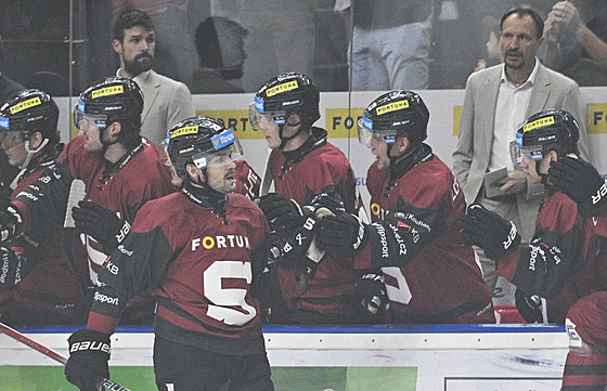 Miikka Salomäki ze Sparty se raduje se spoluhrá�i z gólu proti T�inci.