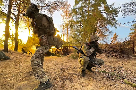 Ru�tí vojáci st�ílejí z d�la Giatsint-B na ukrajinské pozice na blí�e neur�eném...