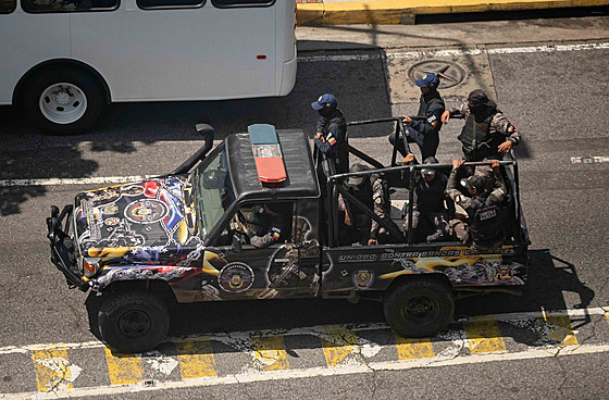 Policisté hlídkují v ulicích Caracasu ve Venezuele. (30. srpna 2024)