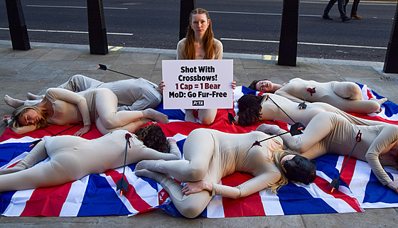 Aktivisté z organizace PETA p�i protestu proti pou�ívaní ko�e�in z medv�da...