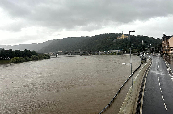 Pohled na Labe v Ústí nad Labem 16. zá�í 2024 ráno. Silnice vedle �eky je...