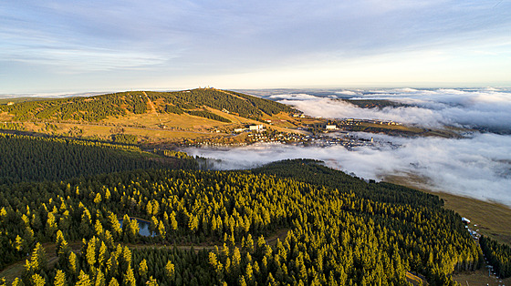 Pohled na nejvy��í vrchol n�mecké �ásti Kru�ných hor a m�ste�ko Kurort...