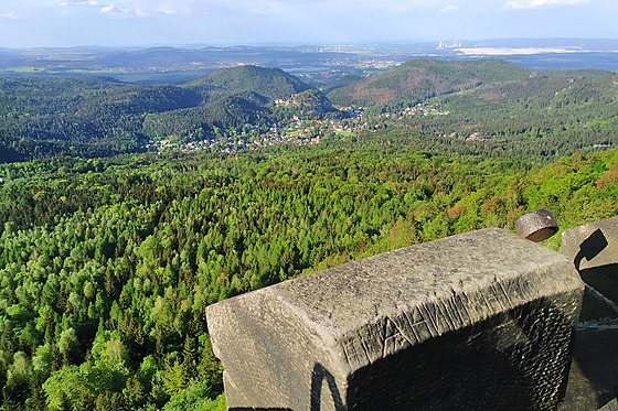 Pohled z rozhledny Hochwaldturm na Hvozdu na Oybin, vpravo v pozadí je dl...