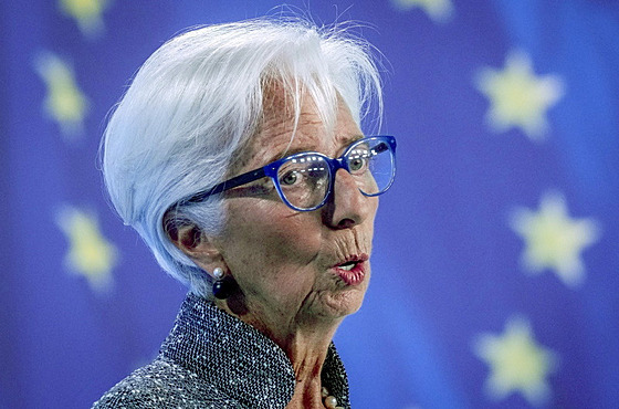 éfka Evropské centrální banky Christine Lagardeová hovoí bhem tiskové...