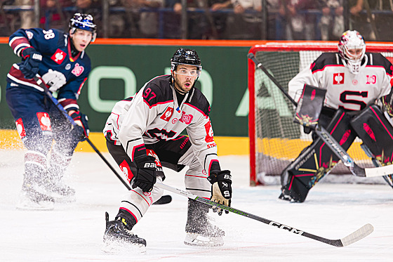 Spar�anský obránce Dominik Ma�ín (97) se sna�í vykrýt mo�nou st�elu nebo...