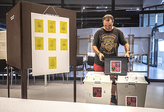 P�íprava volební místnosti v v Leteckém muzeu Metod�je Vlacha v Mladé...