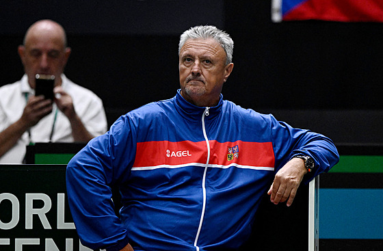 Kapitán Jaroslav Navrátil sleduje utkání Davis Cupu ve Valencii proti Austrálii.