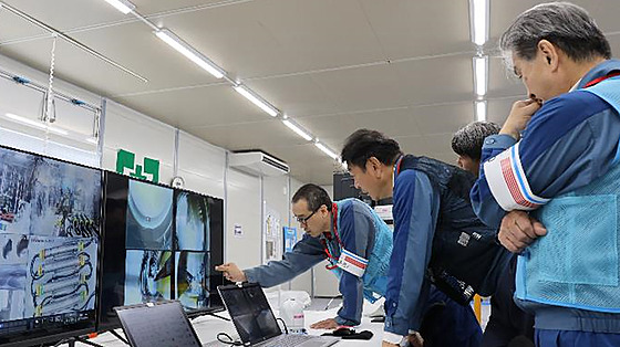 Pracovníci spolenosti TEPCO provádjí z operaní místnosti závrené kontroly...