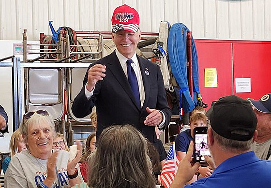 Prezident Joe Biden si nasadil volební kiltovku exprezidenta a kandidáta...