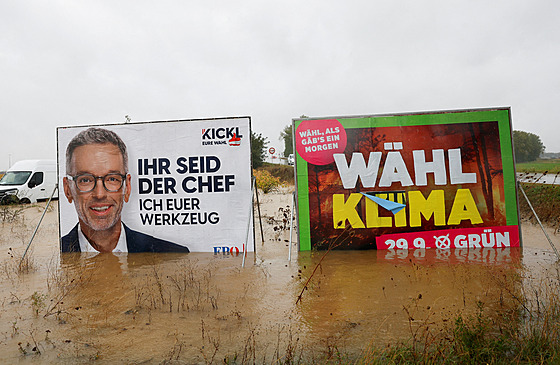 Zatopený volební plakát p�edsedy Svobodné strany Rakouska (FPÖ) Herberta Kickla...