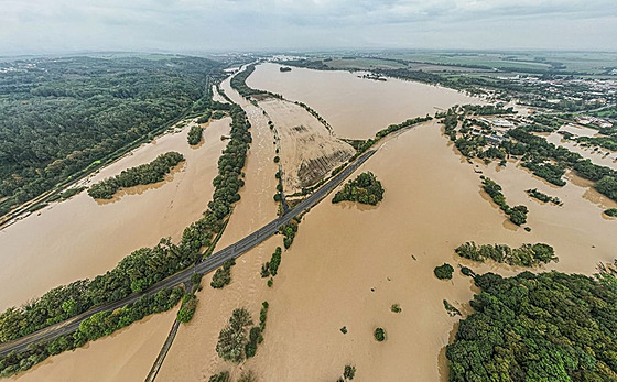 Tak vypadalo jezero (vpravo) u Hluína v dob povodní. Po ti tvrt roku se kvalita vody vrátila do pedpovodových parametr.