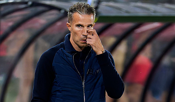 Bývalý skv�lý úto�ník Robin van Persie v roli za�ínajícího  trenéra Heerenveenu...